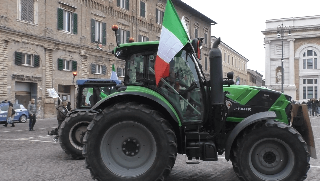 Pesaro - Agricoltori consegnano documento al prefetto, "Ma non ci fermiamo"